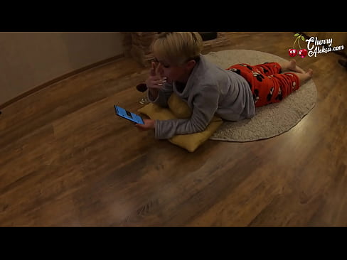 ❤️ Šialená blondínka fajčí obrovský penis a skáče na ňom - análny sex ❤️ Jedinečné porno na nás ❌️